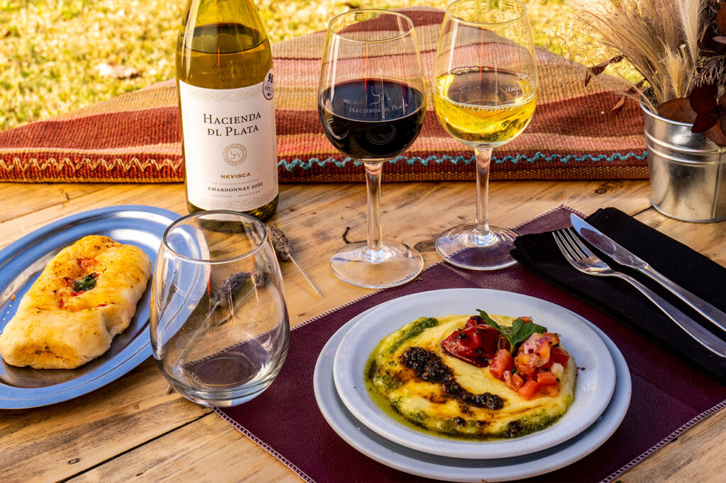 Bodegas con restuarante para disfrutar en Chacras de Coria.