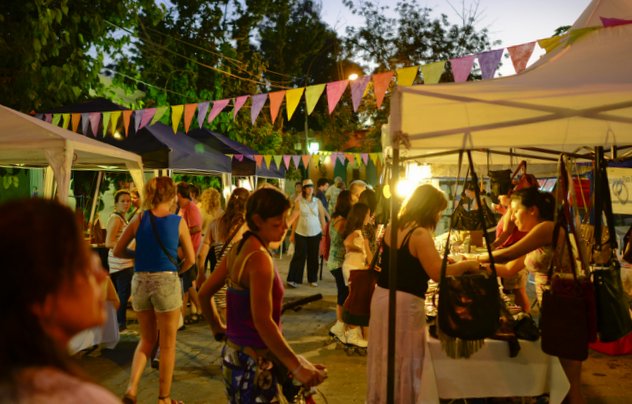La Plaza de Chacras esta a dos cuadras de la Posada. Centro donde hay restaurantes, cafes, restos y supermercado.